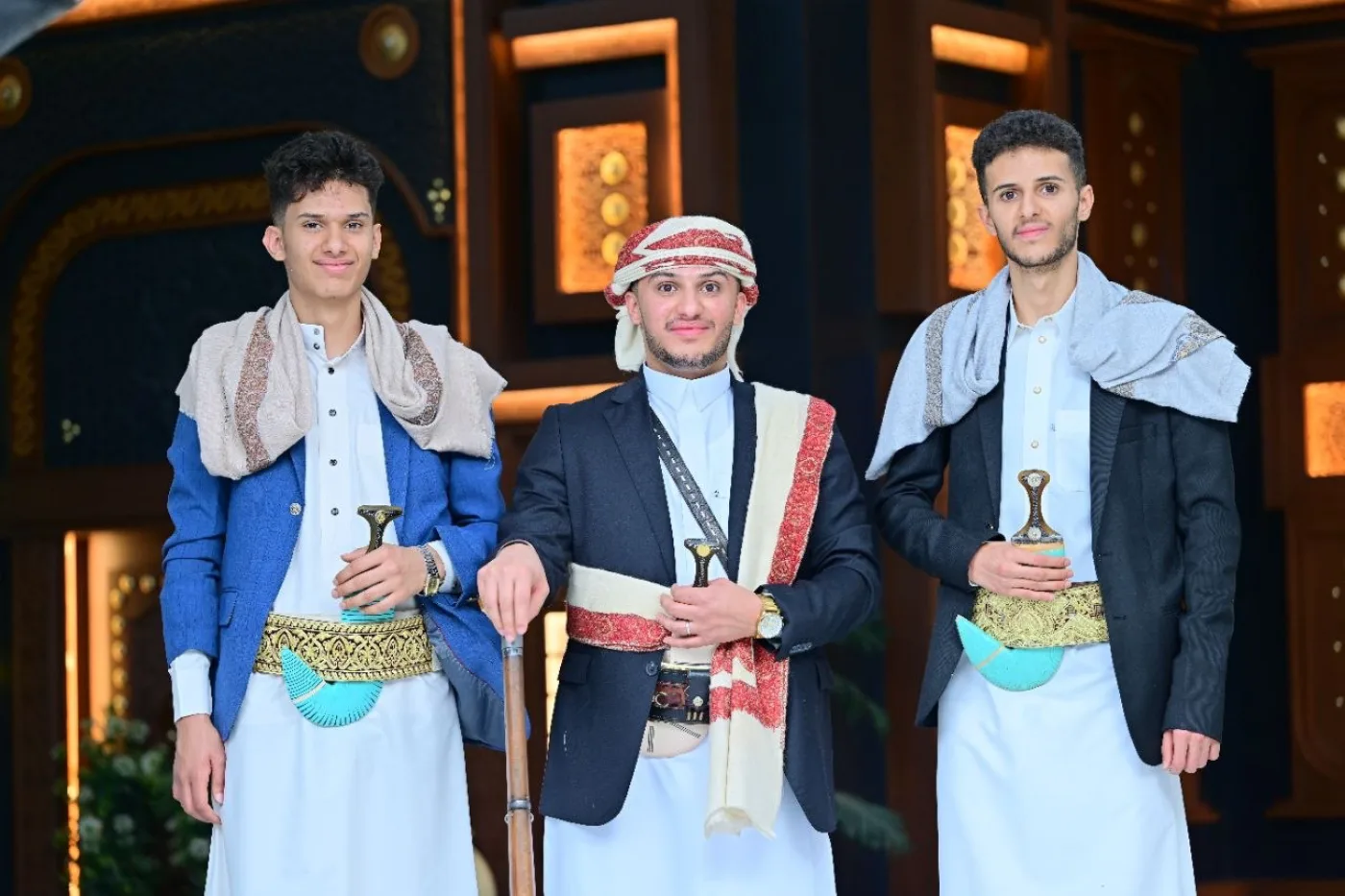 العريس مع إخوته بالزي التقليدي