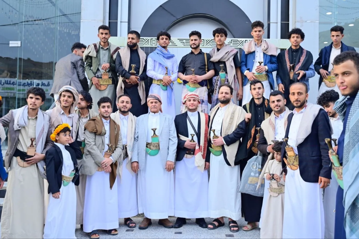 العريس مع الوالد والإخوة