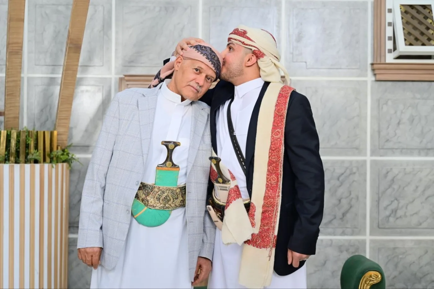 جدّ العريس يقبّل جبينه مباركاً