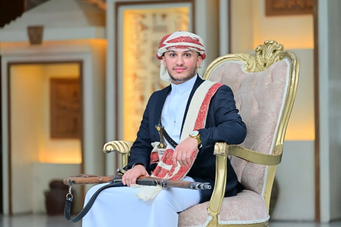 العريس على الكرسي الذهبي