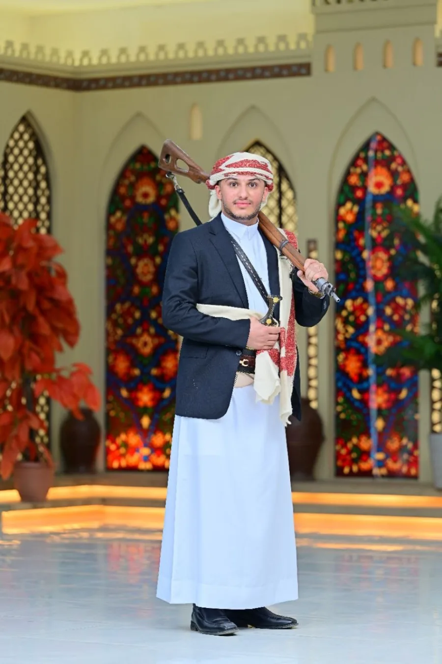 العريس أمام نوافذ القمرية الملوّنة