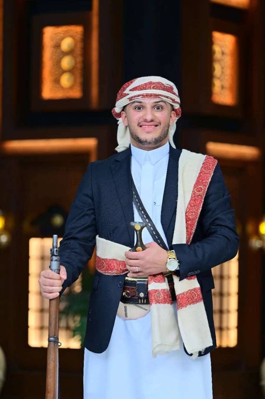 المهندس عبداللّه فضل عامر بالزي اليمني